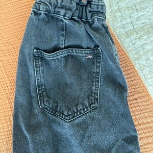 Zara high waisted jeans. Black color. Size 4